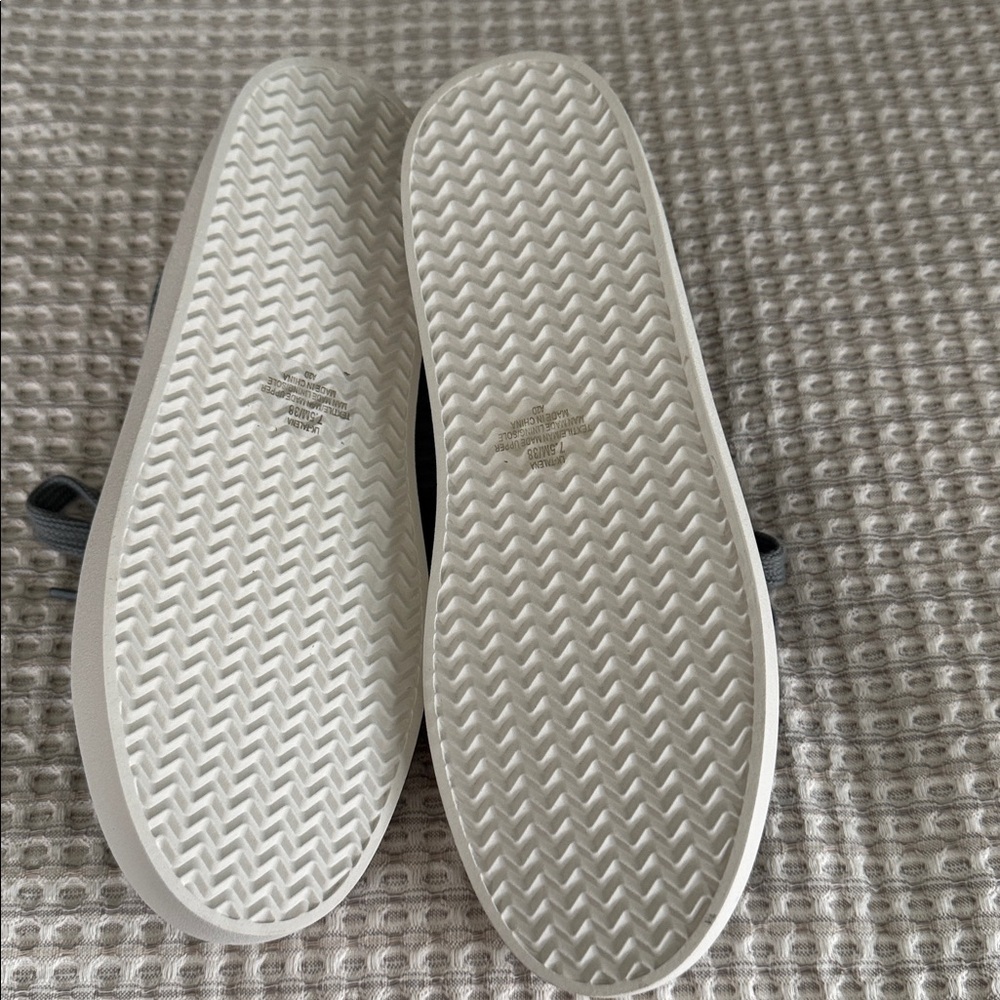 Gray Knit Lace-Up Sneakers with White Sole
Lucky brand. Size 7.5 - Picture 3 of 5